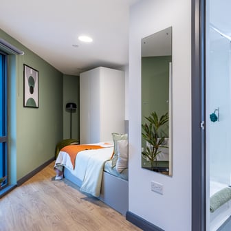 Gold En Suite - Image 1